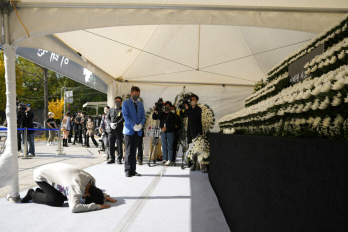 A mourner bows to pay tribute for the victims of a deadly accident following Saturday night's Halloween festivities, at a joint memorial altar set near the scene in Seoul, South Korea, Monday, Oct. 31, 2022. Photo: Lee Jin-man / AP