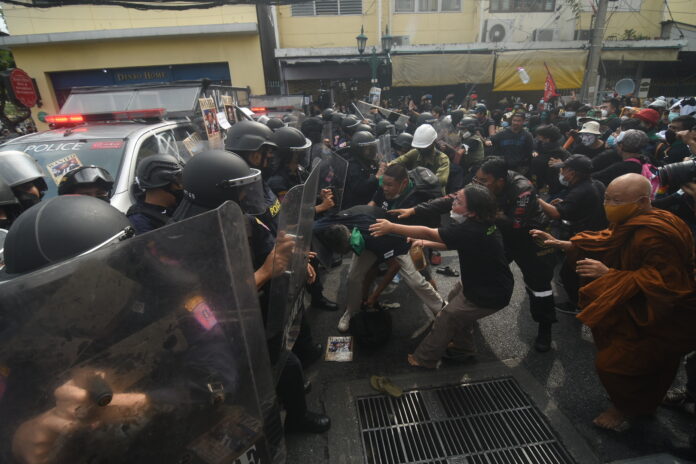 Protesters clash with riot police during a protest on Din Sor Road on Nov. 18, 2022. Protesters clash with riot police during a protest on Din Sor Road on Nov. 18, 2022.