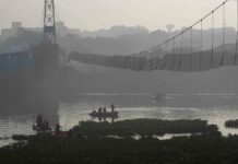 Modi to Visit India’s Bridge Collapse Site as Families Mourn Rescuers on boats search in the Machchu river where a pedestrian bridge collapsed Sunday in Morbi town of western state Gujarat, India, Tuesday, Nov. 1, 2022. Photo: Rafiq Maqbool / AP