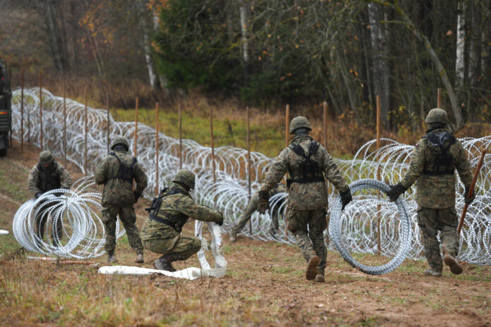 Polish soldiers begin laying a razor wire barrier along Poland’s border with the Russian exclave of Kaliningrad in Wisztyniec, Poland, on Wednesday Nov. 2, 2022. Photo: Michal Kosc / AP