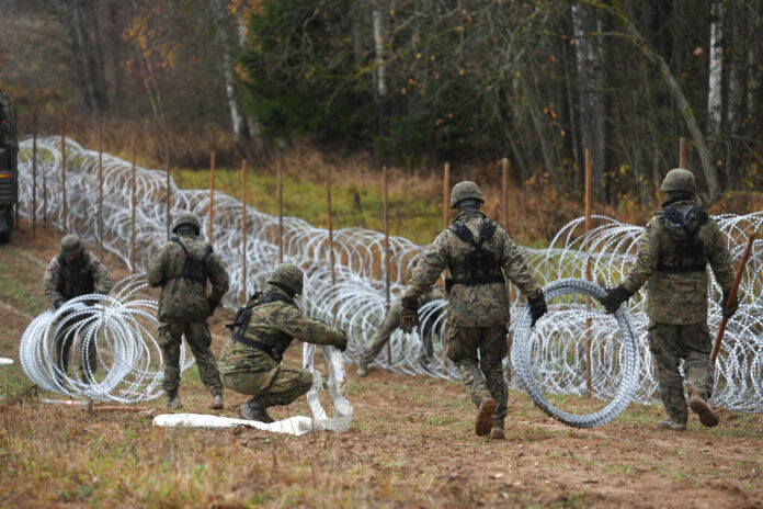 Polish soldiers begin laying a razor wire barrier along Poland’s border with the Russian exclave of Kaliningrad in Wisztyniec, Poland, on Wednesday Nov. 2, 2022. Photo: Michal Kosc / AP Polish soldiers begin laying a razor wire barrier along Poland’s border with the Russian exclave of Kaliningrad in Wisztyniec, Poland, on Wednesday Nov. 2, 2022. Photo: Michal Kosc / AP