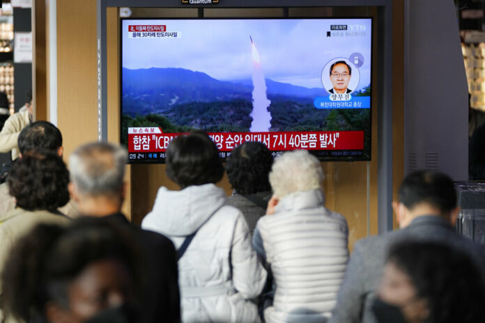 A TV screen showing a news program reporting about North Korea's missile launch with file footage is seen at the Seoul Railway Station in Seoul, South Korea, Thursday, Nov. 3, 2022. Photo: Lee Jin-man / AP