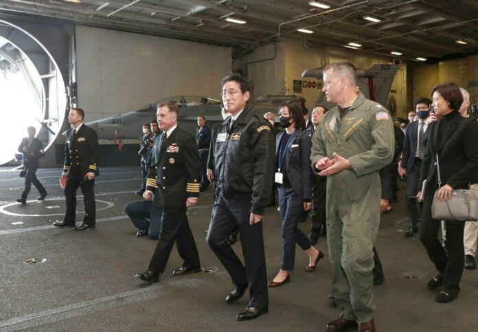 Japanese Prime Minister Fumio Kishida, center, visits the USS Ronald Reagan, in Sagami Bay, southwest of Tokyo, Sunday, Nov. 6, 2022. Photo: Kyodo News via AP