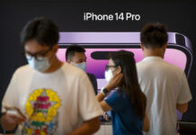 Apple Says iPhone Supplies Hurt by Anti-virus Curbs in China FILE - Customers shop at an Apple Store on the first day of sale for the Apple iPhone 14 in Beijing, China on Sept. 16, 2022. Photo: Mark Schiefelbein / AP File