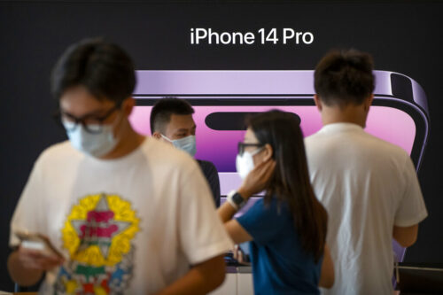 FILE - Customers shop at an Apple Store on the first day of sale for the Apple iPhone 14 in Beijing, China on Sept. 16, 2022. Photo: Mark Schiefelbein / AP File