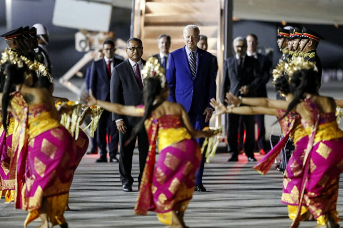 U.S. President Joe Biden, center, watches Balinese dancers perform upon his arrival to attend the G20 Summit at the Ngurah Rai International Airport in Bali, Indonesia, Sunday, Nov. 13, 2022. Photo: Made Nagi / Pool Photo via AP