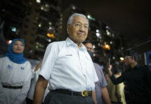 Two-time former Malaysian Prime Minister and Gerakan Tanah Air, or Homeland Movement Chairman Mahathir Mohamad arrives at a rally for his party in Kuala Lumpur, Malaysia, Tuesday, Nov. 15, 2022. Photo: Vincent Thian / AP