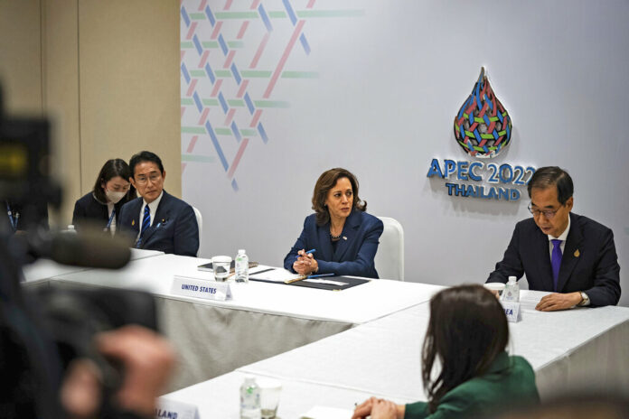 U.S. Vice President Kamala Harris, middle, holds an emergency meeting with Japanese Prime Minister Fumio Kishida, left, South Korean Prime Minister Han Duck-soo, right, Australian Prime Minister Anthony Albanese, New Zealand's Prime Minister Jacinda Ardern, and Canadian Prime Minister Justin Trudeau to discuss North Korea's recent ballistic missile launch during the Asia-Pacific Economic Cooperation (APEC) summit, Friday, Nov. 18, 2022, in Bangkok, Thailand. Photo: Haiyun Jiang / Pool Photo via AP