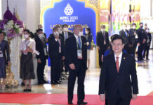 Hong Kong Leader Lee Tests Positive for COVID-19 After APEC In this photo released by Hong Kong Government Information Services, Hong Kong Chief Executive John Lee, foreground right, attends a gala dinner at the Asia-Pacific Economic Cooperation (APEC) Summit in Bangkok, Thailand on Nov. 17, 2022. Photo: Hong Kong Government Information Services via AP