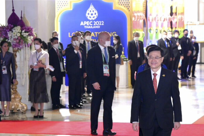 In this photo released by Hong Kong Government Information Services, Hong Kong Chief Executive John Lee, foreground right, attends a gala dinner at the Asia-Pacific Economic Cooperation (APEC) Summit in Bangkok, Thailand on Nov. 17, 2022. Photo: Hong Kong Government Information Services via AP
