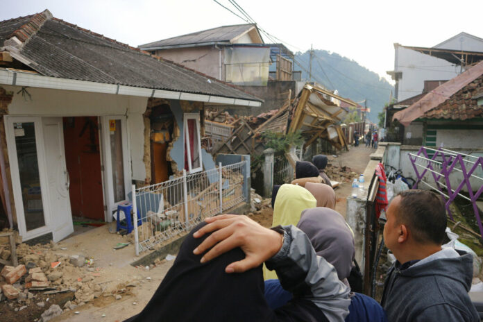 Residents react as they inspect houses damaged by Monday's earthquake in Cianjur, West Java, Indonesia Tuesday, Nov. 22, 2022. Photo: Rangga Firmansyah / AP