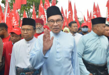 From Prisoner to PM, Malaysia’s Anwar Had Long Ride to Top Malaysian opposition leader Anwar Ibrahim waves to his supporters as he arrives at a nomination center for the upcoming general election in Tambun, Malaysia, Saturday, Nov. 5, 2022. Photo: John Shen Lee / AP