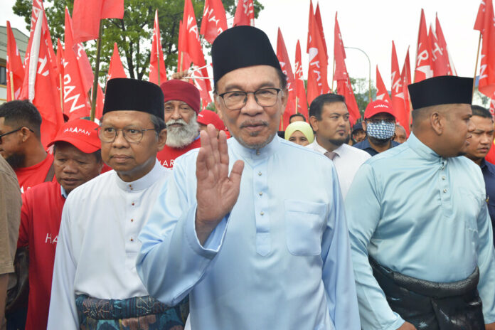 Malaysian opposition leader Anwar Ibrahim waves to his supporters as he arrives at a nomination center for the upcoming general election in Tambun, Malaysia, Saturday, Nov. 5, 2022. Photo: John Shen Lee / AP Malaysian opposition leader Anwar Ibrahim waves to his supporters as he arrives at a nomination center for the upcoming general election in Tambun, Malaysia, Saturday, Nov. 5, 2022. Photo: John Shen Lee / AP
