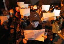 Crowd Angered by Lockdowns Calls for China’s Xi to Step Down Protesters hold up blank papers and chant slogans as they march in protest in Beijing, Sunday, Nov. 27, 2022. Photo: Ng Han Guan / AP