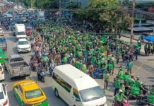 Grab released a statement responding riders protested against system changes – blocked Petchaburi Road.