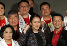 The daughter of Thailand's former Prime Minister Thaksin Shinawatra, Paetongtarn Shinawatra cheers with supporters during a Pheu Thai party general assembly meeting in Bangkok, Thailand, Tuesday, Dec. 6, 2022. Photo: Sakchai Lalit / AP