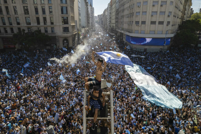 Argentine soccer fans descend on the capital's Obelisk to celebrate their team's World Cup victory over France, in Buenos Aires, Argentina, Sunday, Dec. 18, 2022. Photo: Rodrigo Abd / AP