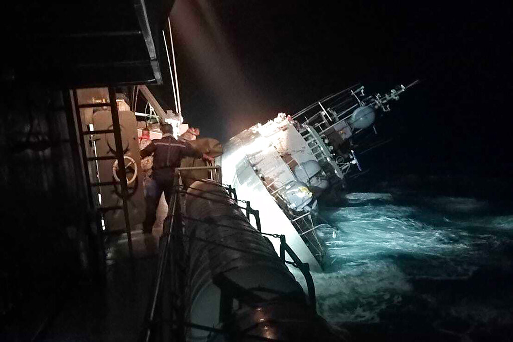 In this photo provided by the Royal Thai Navy, the HTMS Sukhothai corvette warship lists off the coast of Prachuap Khiri Khan province, Thailand, Sunday, Dec. 18, 2022. Photo: Royal Thai Navy via AP