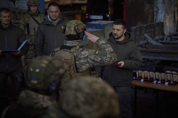 In this photo provided by the Ukrainian Presidential Press Office, Ukrainian President Volodymyr Zelenskyy, right, awards a serviceman at the site of the heaviest battles with the Russian invaders in Bakhmut, Ukraine, Tuesday, Dec. 20, 2022. Photo: Ukrainian Presidential Press Office via AP