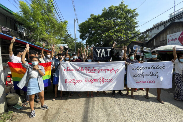 FILE - A small group of protesters against the military government that ousted Myanmar leader Aung San Suu Kyi earlier this year raise their hands with the three-finger protest gesture during a flash mob rally in Thaketa township in Yangon, Myanmar, on Nov. 6, 2021. Photo: AP File FILE - A small group of protesters against the military government that ousted Myanmar leader Aung San Suu Kyi earlier this year raise their hands with the three-finger protest gesture during a flash mob rally in Thaketa township in Yangon, Myanmar, on Nov. 6, 2021. Photo: AP File