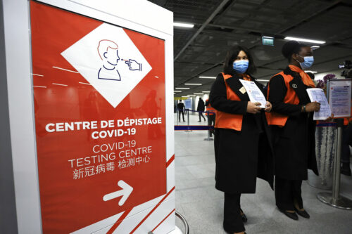 Airport staff wait from passengers coming from China in front of a COVID-19 testing area set at the Roissy Charles de Gaulle airport, north of Paris, Sunday, Jan. 1, 2023. Photo: Aurelien Morissard / AP
