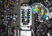 Pelé Buried at Cemetery in Brazilian City He Made Famous The casket of late Brazilian soccer great Pele is draped in the Brazilian and Santos FC soccer club flags as his remains are transported from Vila Belmiro stadium, where he laid in state, to the cemetery during his funeral procession in Santos, Brazil, Tuesday, Jan. 3, 2023. Photo: Matias Delacroix / AP