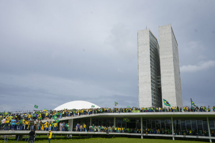 Protesters, supporters of Brazil's former President Jair Bolsonaro, storm the the National Congress building in Brasilia, Brazil, Sunday, Jan. 8, 2023. Photo: Eraldo Peres / AP