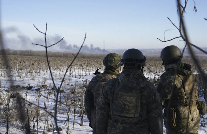 Ukrainian soldiers watch as smoke billows during fighting between Ukrainian and Russian forces in Soledar, Donetsk region, Ukraine, Wednesday, Jan. 11, 2023. Photo: Libkos / AP Ukrainian soldiers watch as smoke billows during fighting between Ukrainian and Russian forces in Soledar, Donetsk region, Ukraine, Wednesday, Jan. 11, 2023. Photo: Libkos / AP