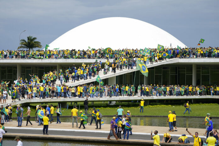 Protesters, supporters of Brazil's former President Jair Bolsonaro, storm the the National Congress building in Brasilia, Brazil, Sunday, Jan. 8, 2023. Photo: Eraldo Peres / AP