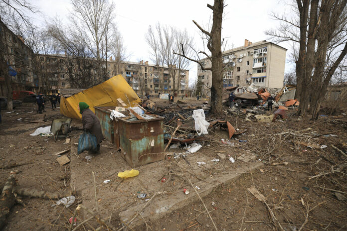 A local woman walks in the yard of a residential neighbourhood after a Russian attack in Kostiantynivka, Ukraine, Saturday, Jan. 28, 2023. Photo: Andriy Dubchak / AP