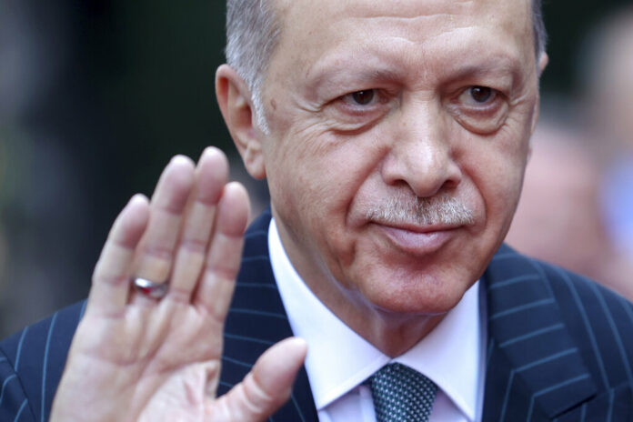 FILE - Turkey's President Recep Tayyip Erdogan waves to the crowd during a welcome ceremony in Sarajevo, Bosnia, on Sept. 6, 2022. Photo: Armin Durgut / AP File