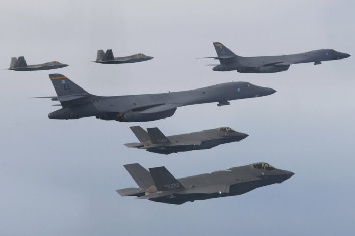In this photo provided by South Korean Defense Ministry, U.S. Air Force B-1B bombers, center, F-22 fighter jets and South Korean Air Force F-35 fighter jets, bottom, fly over South Korea Peninsula during a joint air drill in South Korea, Wednesday, Jan. 1, 2023. Photo: South Korean Defense Ministry via AP
