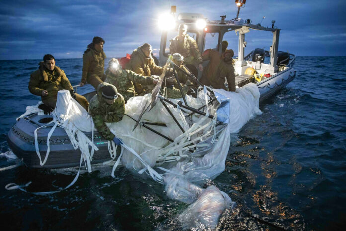 This image provided by the U.S. Navy shows sailors assigned to Explosive Ordnance Disposal Group 2 recovering a high-altitude surveillance balloon off the coast of Myrtle Beach, S.C., Feb. 5, 2023. Photo: U.S. Navy via AP