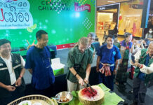 Two Foreigners Randomly Join Cooking “Lab-moo” at Press Con