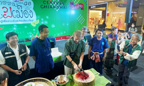 Two Foreigners Randomly Join Cooking “Lab-moo” at Press Con
