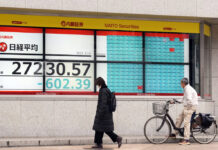 Asian Shares Extend Losses as US Banking Worries Persist