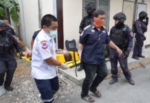 Sai Mai Cop Standoff Ends With Gunman Wounded, Later Died Rescue workers transport the wounded gunman to hospital on Mar. 15, 2023.
