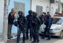 Police Standoff in Sai Mai District After Cop Fires Shots in Public Police commandos take position outside a house in Bangkok’s Sai Mai district where a gunman is hiding on Mar. 14, 2023.