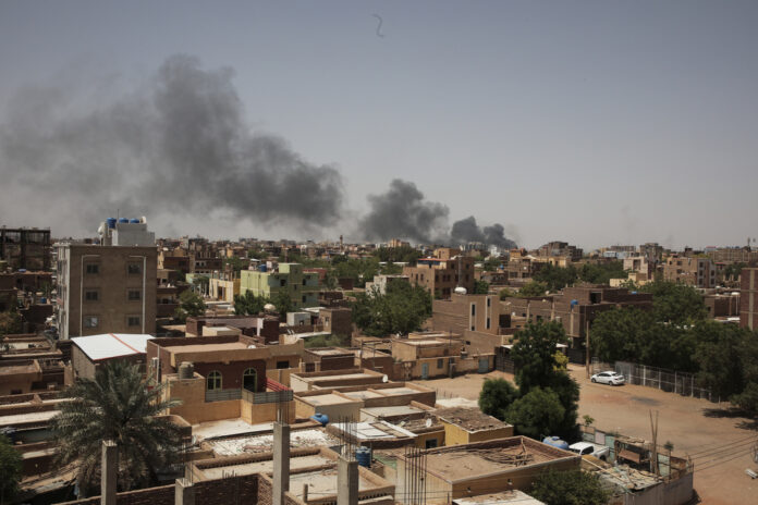 Smoke is seen in Khartoum, Sudan, Saturday, April 22, 2023. Photo: Marwan Ali / AP