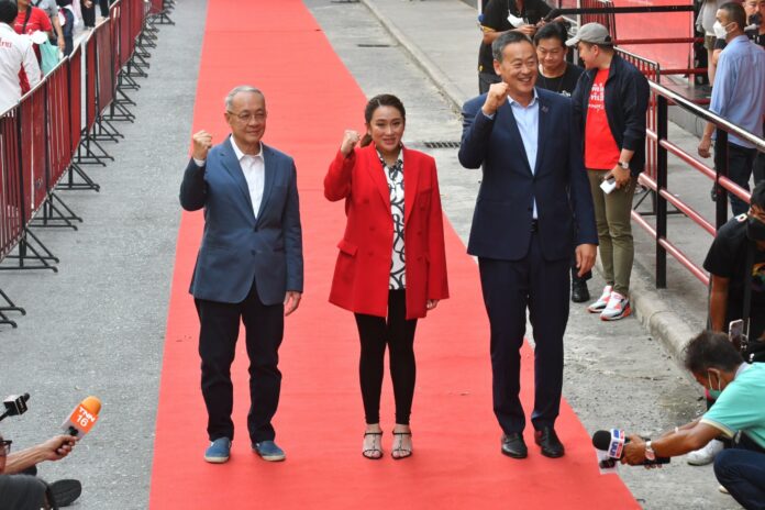 Chaikasem Nitisiri, left, and Pheu Thai PM candidates Paetongtarn Shinawatra and Srettha Thavisin at a rally on Apr. 5, 2023.