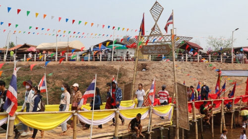Songkran Thai-Laos Starts on a Bridge Across Two Countries