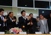 Opinion: Pheu Thai and Move Forward’s Short-lived Alliance: Love Actually? Move Forward Party leader Pita Limjaroenrat and Pheu Thai Party leader Cholnan Srikaew make a heart gesture during a press conference to affirm the eight-party coalition at Prachachart Party Headquarters on May 30, 2023.