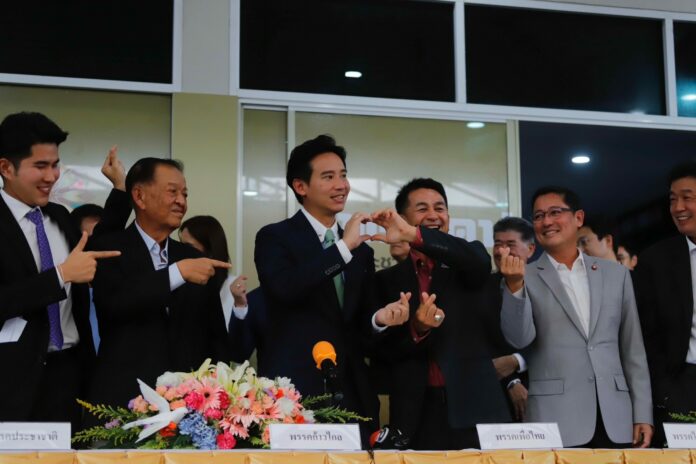 Move Forward Party leader Pita Limjaroenrat and Pheu Thai Party leader Cholnan Srikaew make a heart gesture during a press conference to affirm the eight-party coalition at Prachachart Party Headquarters on May 30, 2023.
