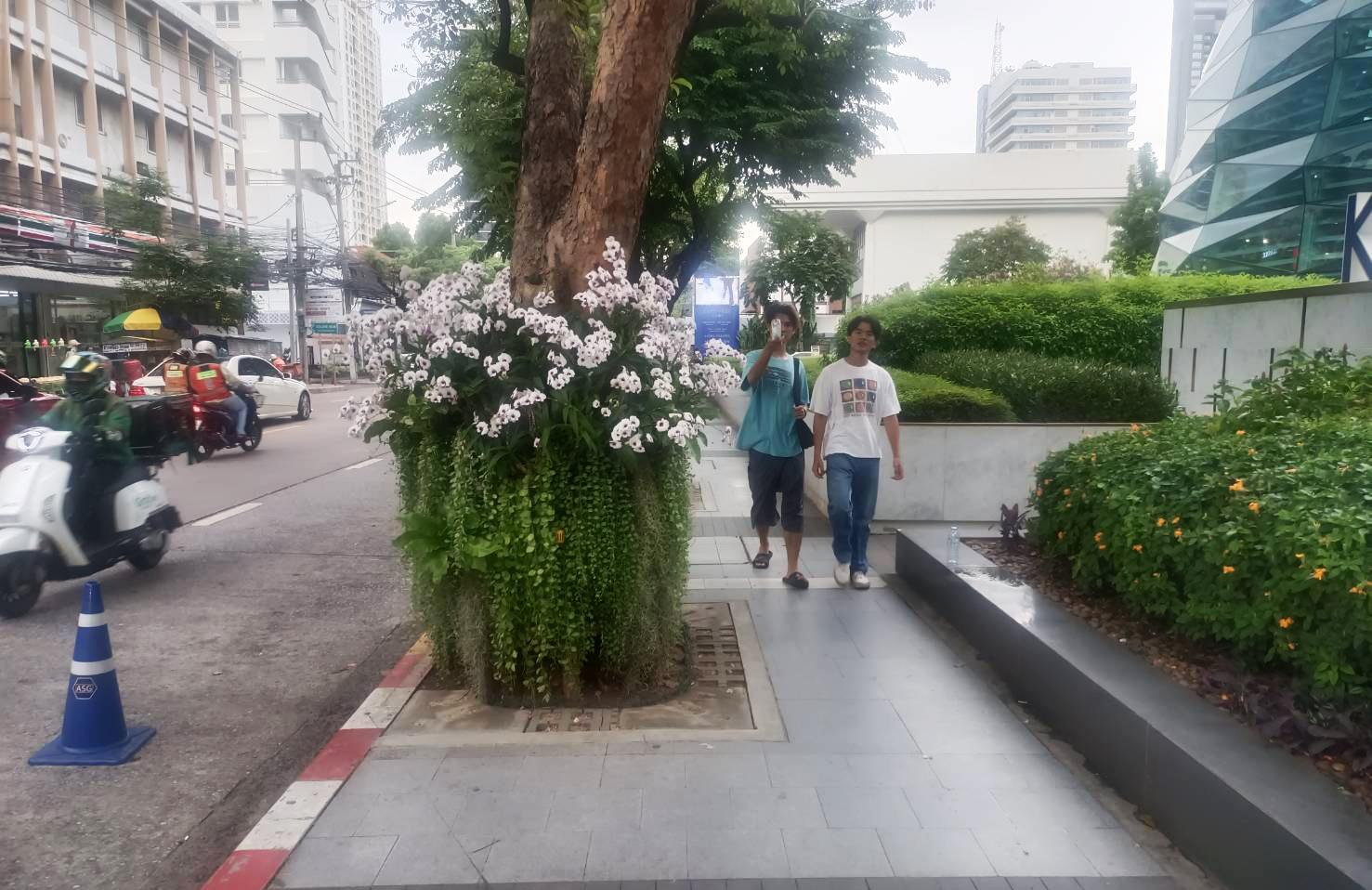 bangkok footpath2