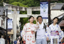 Holidaymakers To Boost Spending as Japan Growth at Tipping Point