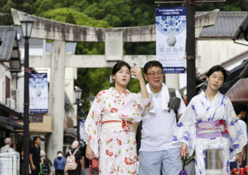 Holidaymakers To Boost Spending as Japan Growth at Tipping Point