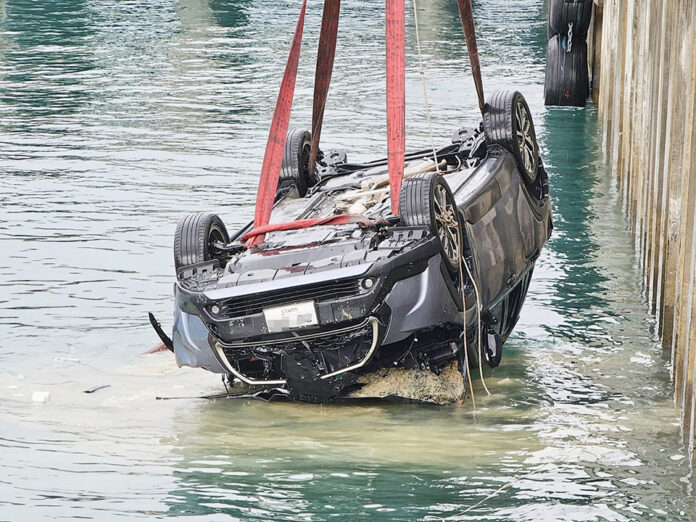 car-Sattahip1 into the sea