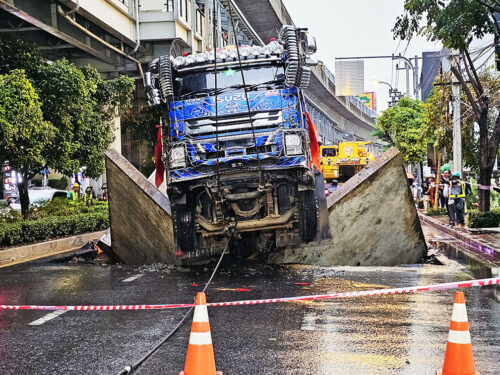 The Truck Is Lifted From The Bangkok Road Pit After 7 Hours
