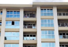 Korean Man Threatens To Jump From Pattaya Condo While Throwing Money Korean man
