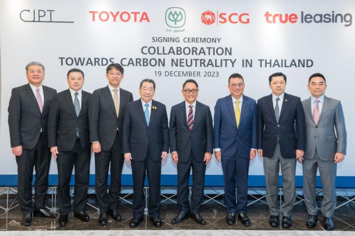 (Left to right) Hiroki Nakajima, President of CJPT; Soopakij Chearavanont, Chairman of CP; Koji Sato, President and CEO of Toyota; Dhanin Chearavanont, Senior Chairman of CP; Akio Toyoda, Chairman of Toyota; Roongrote Rangsiyopash, President and CEO of SCG; Suphachai Chearavanont, CEO of CP; Kachorn Chiaravanont, President of True Leasing and Member of Executive Committee of CP